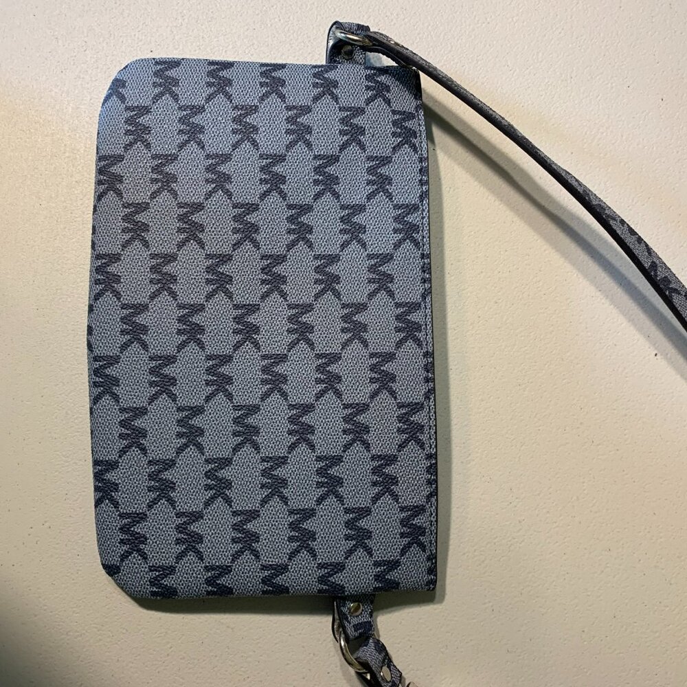 Michael Kors Gray monogram Crossbody/Belt Bag EUC - Picture 3 of 8